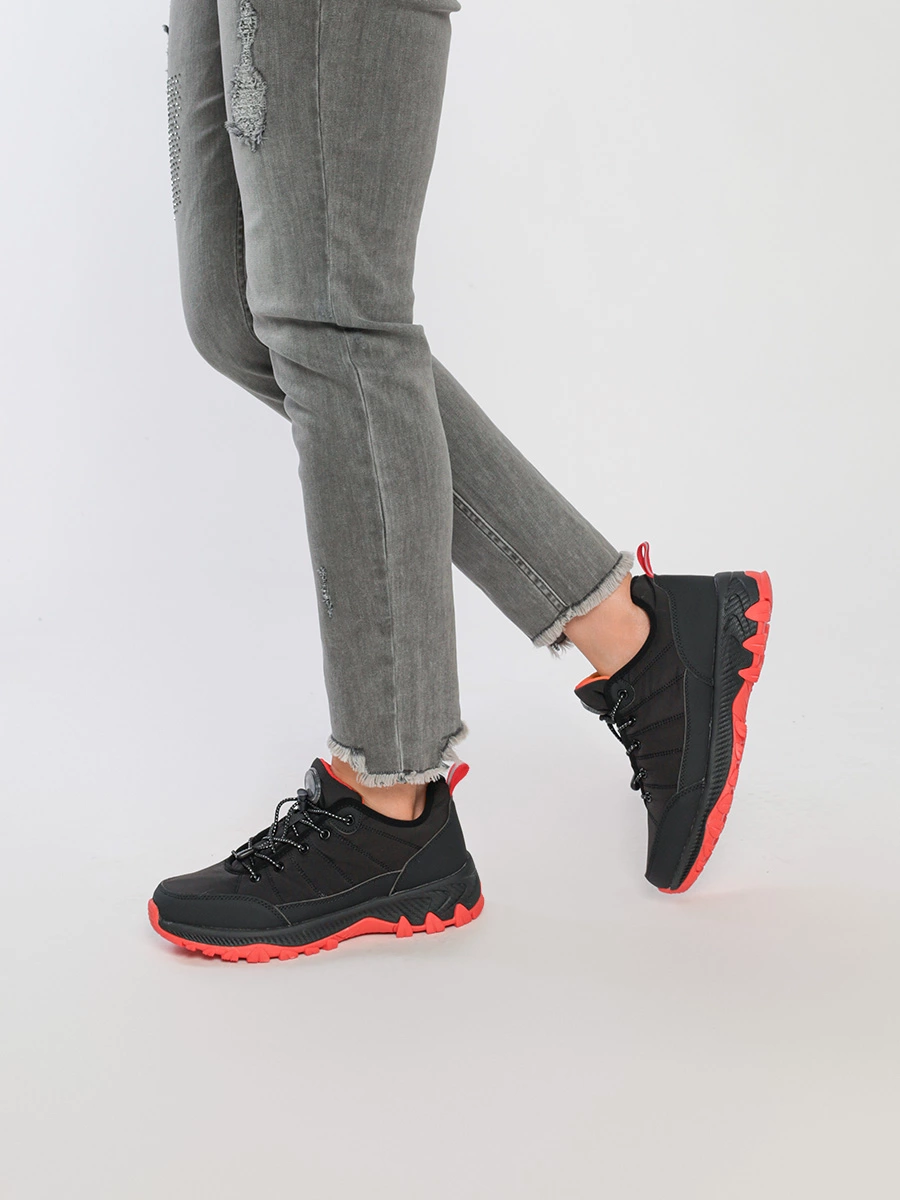 Кроссовки черного цвета с со шнуровкой